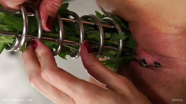 Dziewczyna, Claire, darmowe sex filmy puszyste zwinięta w ładne ubrania, jest czarnym mężczyzną.