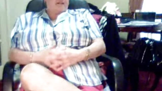 Bogaty facet zassał obu darmowe filmy porno do pobrania gorącym stewardesom gówno w basenie