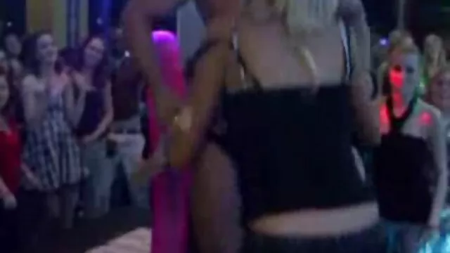 Nauczyciele i uczniowie uprawiają seks z jednym facetem w mojej darmowe filmy porno fox klasie