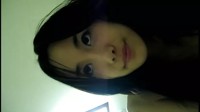 Młoda dziewczyna głośno narzeka podczas seksdarmowe filmy seksu z trzema mężczyznami